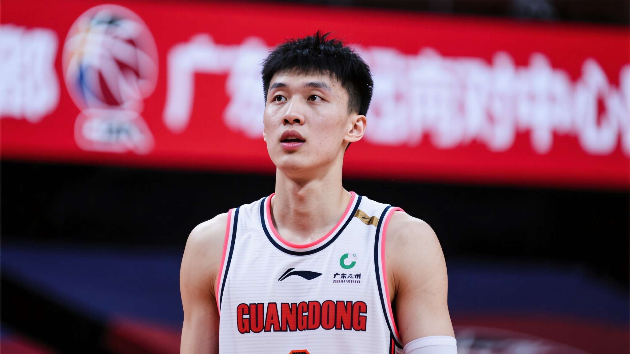 广东男篮今日早报!陈老板带领球队抵达北京开练,徐杰深夜表态,广东占据心 广东男篮今日早报!陈老板带领球队抵达北京开练,徐杰深夜表态,广东占据心